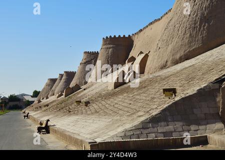 Mauer von Ichan Kala. Altstadt Chiwa in der Provinz Xorazm, Usbekistan. Hohe Stadtmauern von Ichan Kala mit Blick auf den erhaltenen historischen Friedhof am Bas Stockfoto