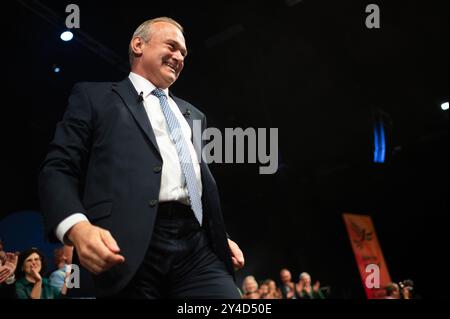 Brighton, Großbritannien. September 2024. Der Vorsitzende der Liberaldemokraten, Ed Davey Abgeordneter, verlässt am Ende der Konferenz die Bühne. Die Liberaldemokraten, die drittgrößte Partei Großbritanniens, treffen sich in Brighton zu ihrer Herbstkonferenz. Quelle: SOPA Images Limited/Alamy Live News Stockfoto