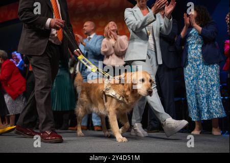 Brighton, Großbritannien. September 2024. Führungshund Jennie wurde am letzten Tag der Konferenz auf der Bühne gesehen. Die Liberaldemokraten, die drittgrößte Partei Großbritanniens, treffen sich in Brighton zu ihrer Herbstkonferenz. Quelle: SOPA Images Limited/Alamy Live News Stockfoto