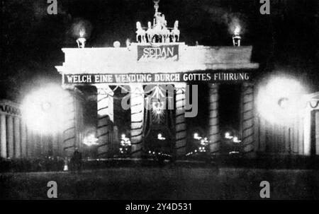 SCHLACHT DER LIMOUSINE 1870. Das Brandenburger Tor in Berlin erleuchtete 1989 zum Sedantag. Auf dem Schild steht: „Was für eine Veränderung durch Gottes Führung“ Stockfoto