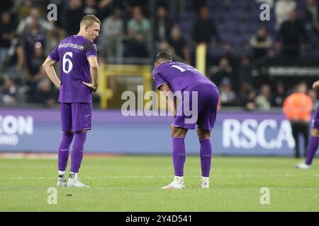 Brüssel, Belgien September 2024. Anderlechts Spieler sehen nach einem Fußballspiel zwischen RSC Anderlecht und KRC Genk am Dienstag, den 17. September 2024 in Brüssel, einem verzögerten Spiel des 5. Tages der Saison 2024-2025 der ersten Liga der „Jupiler Pro League“ der belgischen Meisterschaft, aus. BELGA FOTO BRUNO FAHY Credit: Belga News Agency/Alamy Live News Stockfoto