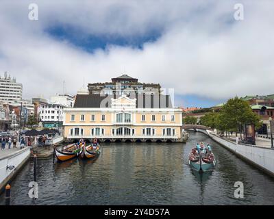 Aveiro, Portugal - 29. Mai 2024: Blick auf traditionelle Moliceiro-Boote in einem Kanal in Aveiro, Portugal. Stockfoto