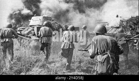 SCHLACHT VON Soldaten der Roten Armee KURSK, die hinter T-34-Panzern auf der Woronesch-Front östlich von Kursk vorrücken, im Juli 1943 Foto: SIB Stockfoto