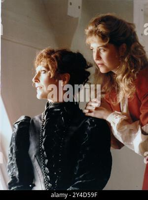 ANITA HARRIS ND LIZA TARBUCK AN BORD DER HMS WARRIOR, PORTSMOUTH, MÄRZ 1992 PIC MIKE WALKER, 1992 Stockfoto