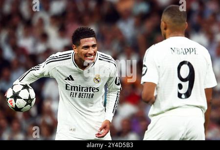 Madrid, Spanien. September 2024. Fußball: Champions League, Real Madrid - VfB Stuttgart, Vorrunde, Spieltag 1, Santiago Bernabeu Stadion, Madrider Jude Bellingham (l) reagiert neben Teamkollege Kylian Mbappé, nachdem ein Elfmeter für Madrid vom Video Assistant Schiedsrichter (VAR) zurückgenommen wurde. Quelle: Jan Woitas/dpa/Alamy Live News Stockfoto