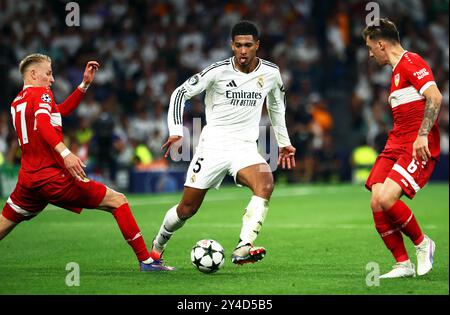 Madrid, Spanien. September 2024. Fußball: Champions League, Real Madrid - VfB Stuttgart, Vorrunde, Spieltag 1, Santiago Bernabeu Stadion, Madrider Jude Bellingham (Mitte) im Kampf gegen die Stuttgarter Spieler Chris Führich (links) und Angelo Stiller. Quelle: Jan Woitas/dpa/Alamy Live News Stockfoto