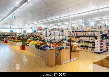 Fossano, Italien - 16. September 2024: Obst- und Gemüseabteilung des italienischen Lidl-Discounter, Übersicht über das Lidl-Supermarkt-Interieur Stockfoto