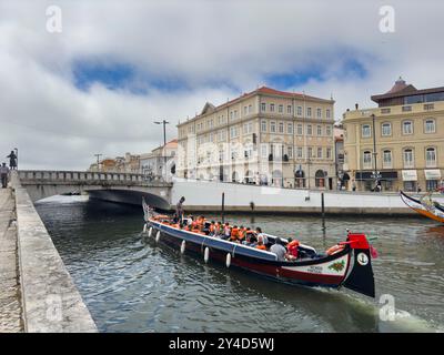 Aveiro, Portugal - 29. Mai 2024: Blick auf ein traditionelles Moliceiro-Boot in einem Kanal in Aveiro, Portugal. Stockfoto