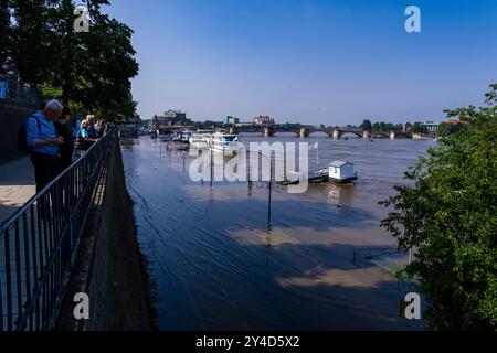 Elbflut in Dresden am 17/09/2024 mit einem Wasserstand von 5,90 m, Touristen beobachten die Landschaft von Brühls Terrasse aus. Stockfoto