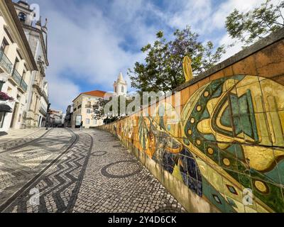 Aveiro, Portugal - 29. Mai 2024: Blick auf eine Straße in der Innenstadt von Aveiro, Portugal, mit wunderschönem portugiesischen Bürgersteig. Stockfoto