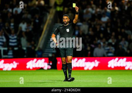 London, Großbritannien. September 2024. Schiedsrichter Sunny Singh Gill gibt Harrison Ashby von Queens Park Rangers eine gelbe Karte während des Carabao Cup Matches Queens Park Rangers vs Crystal Palace im Kiyan Prince Foundation Stadium, London, Vereinigtes Königreich, 17. September 2024 (Foto: Izzy Poles/News Images) in London, Vereinigtes Königreich am 17. September 2024. (Foto: Izzy Poles/News Images/SIPA USA) Credit: SIPA USA/Alamy Live News Stockfoto