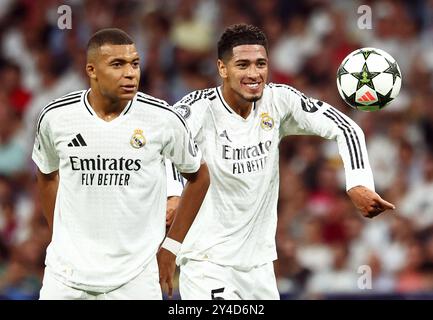 Madrid, Spanien. September 2024. Fußball: Champions League, Real Madrid - VfB Stuttgart, Vorrunde, Spieltag 1, Santiago Bernabeu Stadion, Madrider Jude Bellingham (r) reagiert neben Teamkollege Kylian Mbappé, nachdem ein Elfmeter für Madrid vom Video Assistant Schiedsrichter (VAR) zurückgenommen wurde. Quelle: Jan Woitas/dpa/Alamy Live News Stockfoto