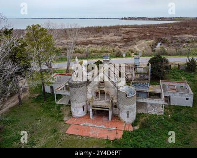 Ruinen der Burg des Königreichs der Freundschaft und Blick auf die Lagune von Chascomus in Buenos Aires bei einem bewölkten Sonnenuntergang Stockfoto