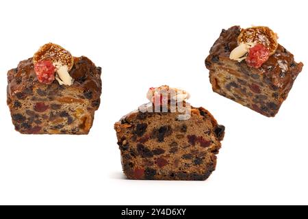 Ein Kuchen mit getrockneten Früchten, Rosinen, Mandeln, getrockneten Erdbeeren, getrockneten Aprikosen. Stockfoto