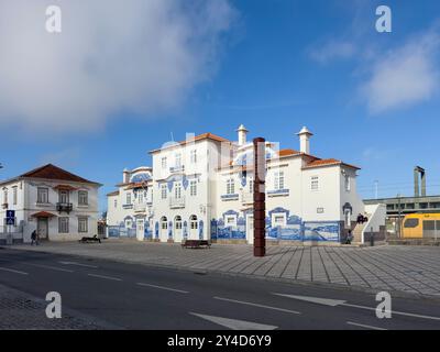 Aveiro, Portugal - 29. Mai 2024: Blick auf den wunderschönen Bahnhof Aveiro in der Stadt Aveiro, Portugal, mit wunderschönen portugiesischen Fliesen. Stockfoto