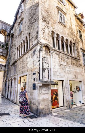 Palais Ciprianis-Benedetti im spätromanischen Stil mit Stufenfenstern und Relief des hl. Antonius des Einsiedlers, Split, Kroatien Stockfoto