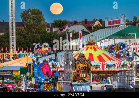 Vollmond am Wiesnhimmel, vier Tage vor Start des Oktoberfests, München, 17. September 2024 Deutschland, München, 17. September 2024, der Vollmond geht über der Wiesn auf, der Supermond scheint überFahrgeschäfte und Festzelte, Dienstagabend um 19:27 Uhr, Abendhimmel über München, der Mond ist besonders hell und groß, weil er in seiner Umlaufbahn am erdnächsten Punkt ist, vier Tage vor Start des Oktoberfests, der Aufbau ist fast beendet, Bayern, Volksfest, *** Vollmond im Wiesnhimmel, vier Tage vor Beginn des Oktoberfests, München, 17. September 2024 September 2024 Stockfoto