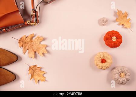 Herbstgarderobe Zubehör auf Beige Stockfoto