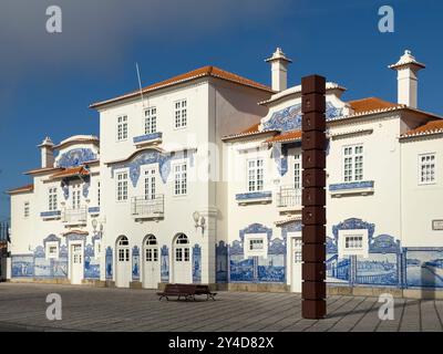 Aveiro, Portugal - 29. Mai 2024: Die Fassade des wunderschönen Bahnhofs Aveiro in der Stadt Aveiro, Portugal, mit wunderschönen portugiesischen Fliesen. Stockfoto