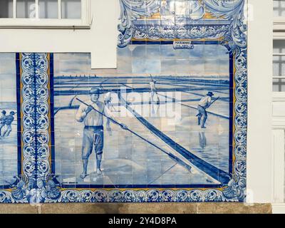 Aveiro, Portugal - 29. Mai 2024: Details traditioneller portugiesischer Fliesen (Azulejos) an der Fassade des Bahnhofs Aveiro in der Stadt Aveiro, P Stockfoto