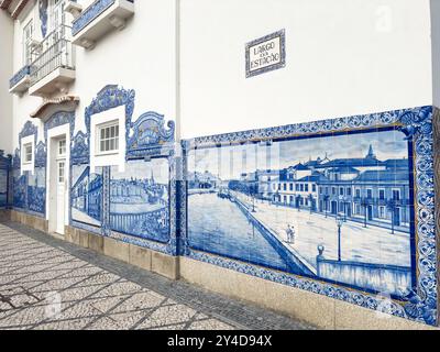 Aveiro, Portugal - 29. Mai 2024: Details traditioneller portugiesischer Fliesen (Azulejos) an der Fassade des Bahnhofs Aveiro in der Stadt Aveiro, P Stockfoto