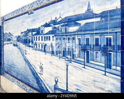 Aveiro, Portugal - 29. Mai 2024: Details traditioneller portugiesischer Fliesen (Azulejos) an der Fassade des Bahnhofs Aveiro in der Stadt Aveiro, P Stockfoto