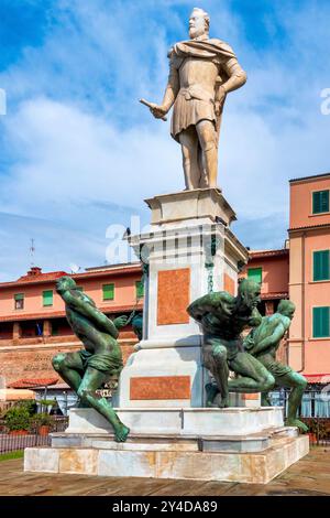 Statue von Ferdinand I. mit bronzenen Mauren, die die Medici-Siege in Livorno, Italien, symbolisieren Stockfoto