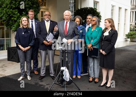 Washington, Usa. September 2024. Der US-Repräsentant Steny Hoyer (D-MD) spricht zusammen mit anderen Kongressmitgliedern außerhalb des Westflügels im Weißen Haus am 17. September 2024 in Washington, DC demokratische Kongressabgeordnete geben nach einem Treffen im Weißen Haus Erklärungen ab. (Foto: Samuel Corum/Pool/ABACAPRESS. COM) Credit: Abaca Press/Alamy Live News Stockfoto