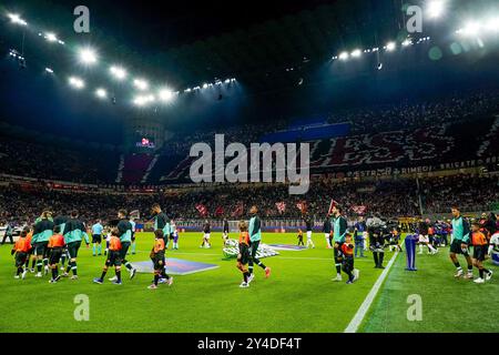 Mailand, Italien. September 2024. Fans des AC Mailand während des UEFA Champions League 2024/25 Phase MD1 Spiels zwischen dem AC Mailand und Liverpool FC im Stadio San Siro am 17. September 2024 in Mailand. Quelle: Giuseppe Maffia/Alamy Live News Stockfoto