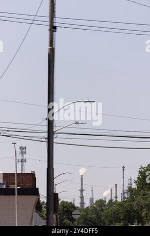 Rauchstapel aus der Ölraffinerie spucken Kohlendioxid in der Nähe des Stadtzentrums von Ponca City, Oklahoma, USA. Stockfoto