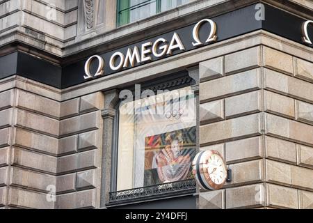 WIEN, ÖSTERREICH - 28. JULI 2021: Ladenfront des Omega Luxusuhrengeschäfts in historischem Gebäude Stockfoto