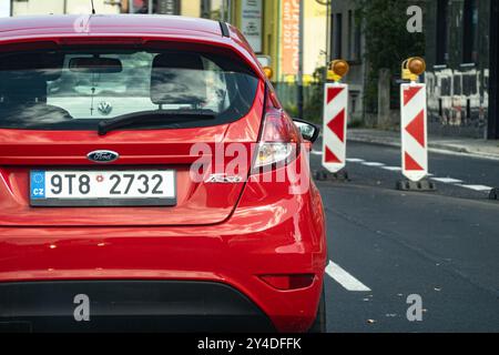 OSTRAVA, TSCHECHIEN – 21. SEPTEMBER 2023: Roter Ford Fiesta MK6 im Stau wegen Bauarbeiten Stockfoto