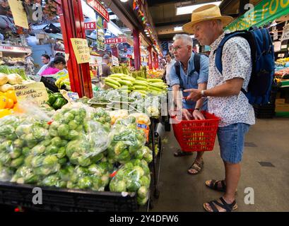 Toronto, Kanada. September 2024. Kunden kaufen Lebensmittel am 17. September 2024 auf einem Markt in Toronto, Kanada. Der kanadische Verbraucherpreisindex (CPI) stieg im August gegenüber dem Vorjahr um 2 Prozent und erreichte damit das von der Bank of Canada festgelegte Inflationsziel, so Statistics Canada am Dienstag. Quelle: Zou Zheng/Xinhua/Alamy Live News Stockfoto
