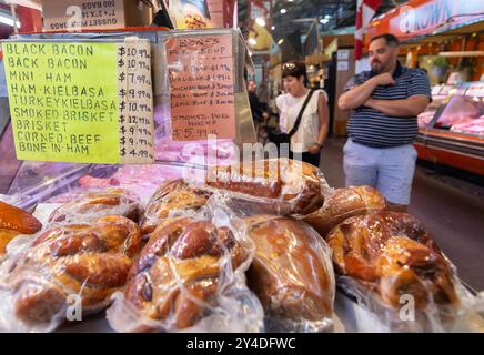 Toronto, Kanada. September 2024. Kunden kaufen am 17. September 2024 auf einem Markt in Toronto, Kanada. Der kanadische Verbraucherpreisindex (CPI) stieg im August gegenüber dem Vorjahr um 2 Prozent und erreichte damit das von der Bank of Canada festgelegte Inflationsziel, so Statistics Canada am Dienstag. Quelle: Zou Zheng/Xinhua/Alamy Live News Stockfoto