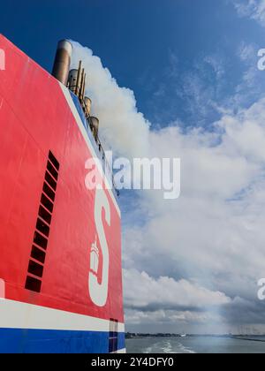 Hook of Holland, Niederlande - 4. September 2024: Ein Passagierschiff der Stena Line fährt auf See und gibt eine Rauchspur in den Himmel. Das Schiff Mo Stockfoto