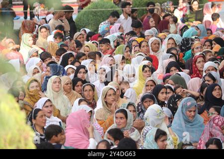 Srinagar, Indien. September 2024. Tausende von Gläubigen drängen Khiram Dargah in Südkaschmirs Bezirk Anantnag, um anlässlich von Eid Milad UN Nabi einen Blick auf das Heilige Relikt zu werfen. (Foto von Firdous Parray/Pacific Press) Credit: Pacific Press Media Production Corp./Alamy Live News Stockfoto