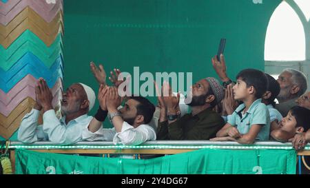 Srinagar, Indien. September 2024. Tausende von Gläubigen drängen Khiram Dargah in Südkaschmirs Bezirk Anantnag, um anlässlich von Eid Milad UN Nabi einen Blick auf das Heilige Relikt zu werfen. (Foto von Firdous Parray/Pacific Press) Credit: Pacific Press Media Production Corp./Alamy Live News Stockfoto