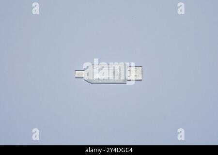 2-in-1-USB-OTG-Kartenleser, Universal Micro USB TF SD-Kartenleser für PC-Telefon isoliert auf weißem Hintergrund Stockfoto