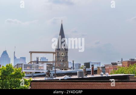 Baltimore Row House mit Dachblick auf die Innenstadt von Balitimore und den Inner Harbor. Stockfoto