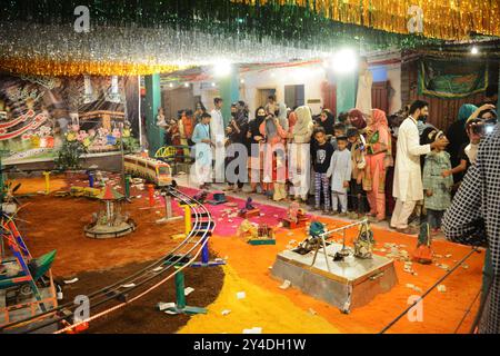 Lahore, Pakistan. September 2024. Gläubige versammeln sich, um Eid Milad-un-Nabi, die Geburt des Propheten Mohammed in Lahore, zu feiern. (Foto: Raja Imran Bahadar/Pacific Press) Credit: Pacific Press Media Production Corp./Alamy Live News Stockfoto