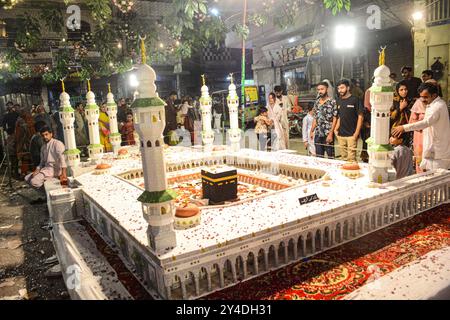 Lahore, Pakistan. September 2024. Gläubige versammeln sich, um Eid Milad-un-Nabi, die Geburt des Propheten Mohammed in Lahore, zu feiern. (Foto: Raja Imran Bahadar/Pacific Press) Credit: Pacific Press Media Production Corp./Alamy Live News Stockfoto