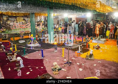 Lahore, Pakistan. September 2024. Gläubige versammeln sich, um Eid Milad-un-Nabi, die Geburt des Propheten Mohammed in Lahore, zu feiern. (Kreditbild: © Raja Imran Bahadar/Pacific Press via ZUMA Press Wire) NUR REDAKTIONELLE VERWENDUNG! Nicht für kommerzielle ZWECKE! Stockfoto