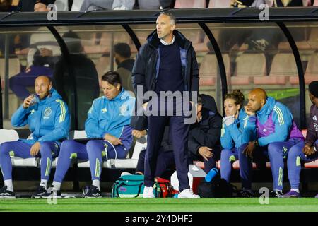 Amsterdam, Niederlande. September 2024. AMSTERDAM, NIEDERLANDE - 17. SEPTEMBER: Cheftrainer Frank Peereboom von Jong Ajax sieht bei einem niederländischen Keuken Kampioen Divisie Spiel zwischen Jong Ajax und Jong AZ im Sportpark de Toekomst am 17. September 2024 in Amsterdam, Niederlande, an. (Foto von Raymond Smit/Orange Pictures) Credit: Orange Pics BV/Alamy Live News Stockfoto