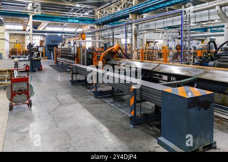 Produktionslinie der metallverarbeitenden Fabrik. Herstellung von Kabelkanälen mit Metallprofil Stockfoto