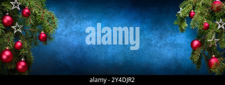 Stilvolle Weihnachtsschablone mit verzierten Tannenzweigen auf beiden Seiten, die einen abstrakten, vignettierten blauen Hintergrund bilden Stockfoto