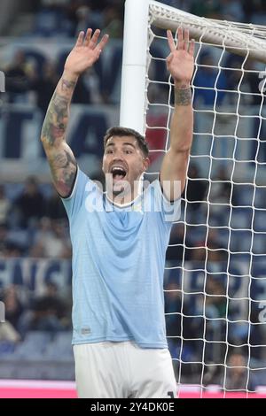 Rom, Italien. September 2024. Alessio Romagnoli von SS Lazio Gesten während der Serie A Enelive Match zwischen SS Lazio gegen Hellas Verona FC im Olimpico Stadium am 16. September 2024 in Roma, italien (Foto: © Agostino Gemito/Pacific Press via ZUMA Press Wire) NUR ZUR REDAKTIONELLEN VERWENDUNG! Nicht für kommerzielle ZWECKE! Stockfoto