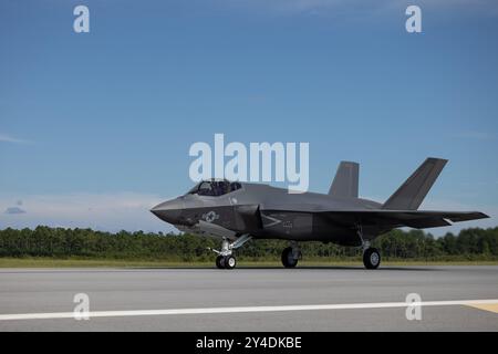 Air Station Cherry, North Carolina, USA. September 2024. Evan Shockley, Oberst des U.S. Marine Corps, aus Virginia und Befehlshaber der Marine Fighter Attack Squadron (VMFA) 251, fährt am 17. September 2024 ein F-35C Lightning Il auf der Marine Corps Air Station Cherry Point, North Carolina. Die VMFA-251 war das erste Marineküsten-Geschwader, das die F-35C erhielt, die für den Betrieb von konventionellen Flugzeugträgern oder Landbasen ausgelegt war und der II Marine Expeditionary Force operative Flexibilität und Beharrlichkeit bietet. Quelle: U.S. Marines/ZUMA Press Wire/ZUMAPRESS.com/Alamy Live News Stockfoto