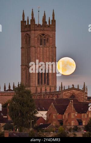 Ludlow, Großbritannien. September 2024. Der Harvest Super Moon erhebt sich vor der St. Lawrence's Church in Ludlow, Shropshire. Quelle: SOPA Images Limited/Alamy Live News Stockfoto