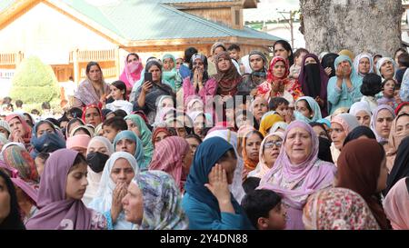 Srinagar, Jammu Und Kaschmir, Indien. September 2024. Tausende von Gläubigen drängen Khiram Dargah in Südkaschmirs Bezirk Anantnag, um anlässlich von Eid Milad UN Nabi einen Blick auf das Heilige Relikt zu werfen. (Kreditbild: © Firdous Parray/Pacific Press via ZUMA Press Wire) NUR REDAKTIONELLE VERWENDUNG! Nicht für kommerzielle ZWECKE! Stockfoto