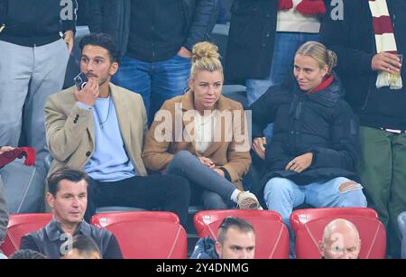 Linda DALLMANN, FCB Damen 10 Klara BÜHL, BUEHL, FCB Frauen Nr. 17 im Gruppenliga Spiel FC BAYERN MÜNCHEN - DINAMO ZAGREB 9-2 Fußball UEFA Champions League in der Saison 2024/2025 in München, 17. September 2024 , FCB, 1. Spieltag, München Fotograf: Peter Schatz Stockfoto